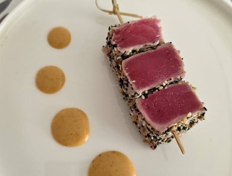 Tuna tataki with sesame dipping