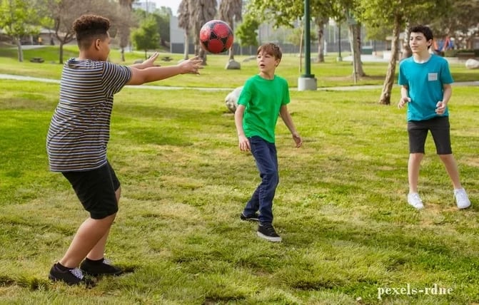 Niños jugando en el Jardín del Turia