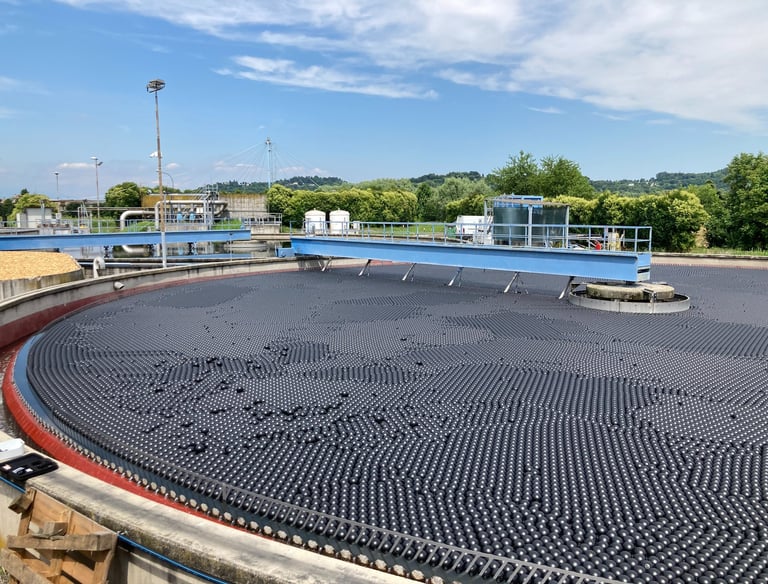 Bassin couvert avec enviro shade balls, Réduit -90% d’évaporation, idéal pour les régions arides