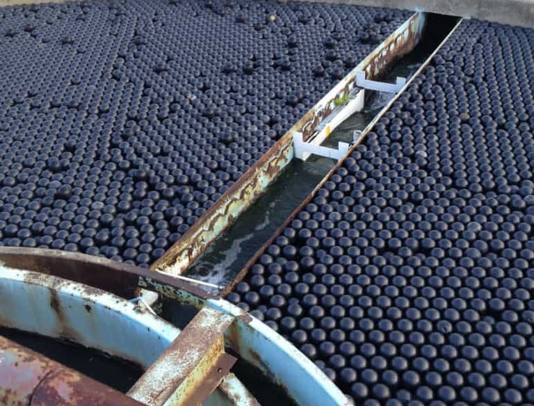 bassin industriel couvert d'enviro shade balls Limite les émissions gazeuses grâce à la couverture p