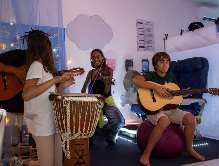 violonist Suzana and kids playing instruments.