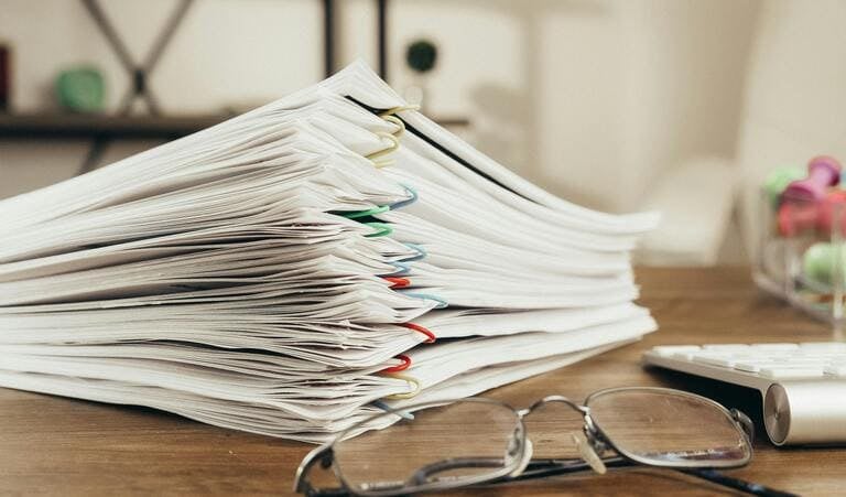 Gestion de documentos a apostillar sobre un escritorio de oficina