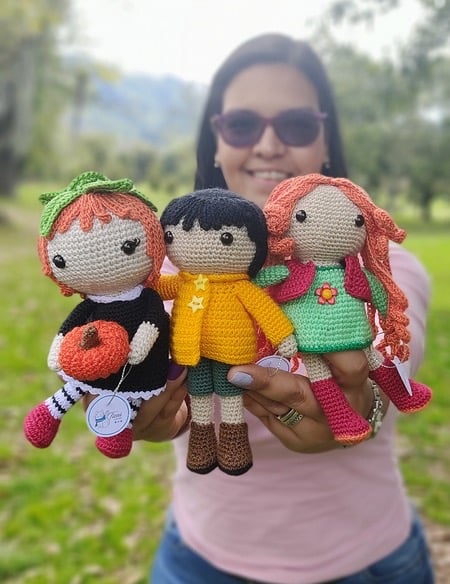 Una persona sosteniendo 3 amigurumis