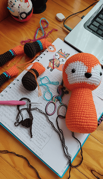 Piezas de un amigurumi de morrito separados listo para ser terminado