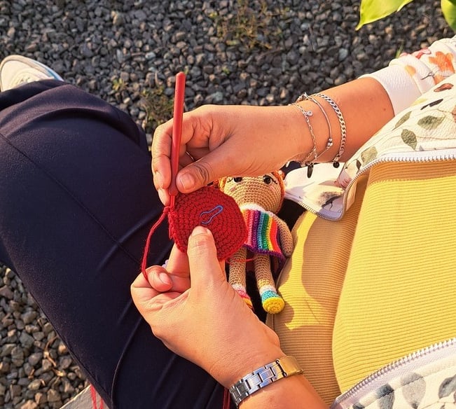 Una persona tejiendo un amigurumi a crochet