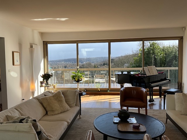 Intérieur d'une maison d'architecte avec baies vitrées