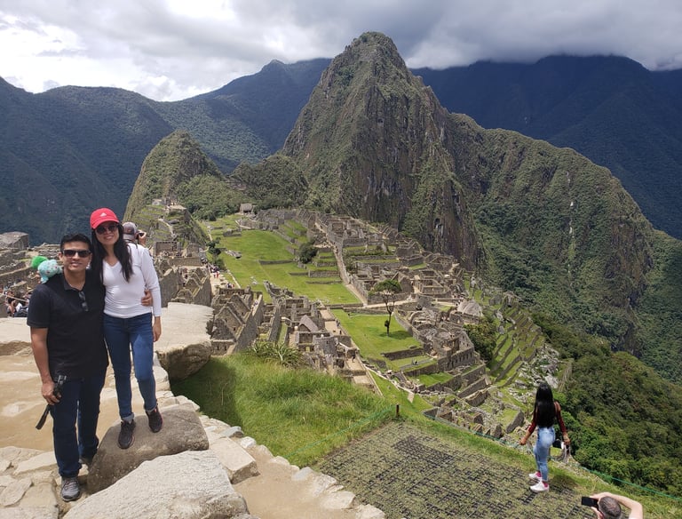 Imagen de viajeros en Machu Picchu para promocionar experiencias grupales.