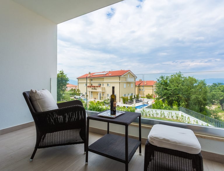 Terrasse mit Lounge-Möbeln und Blick auf Malinska