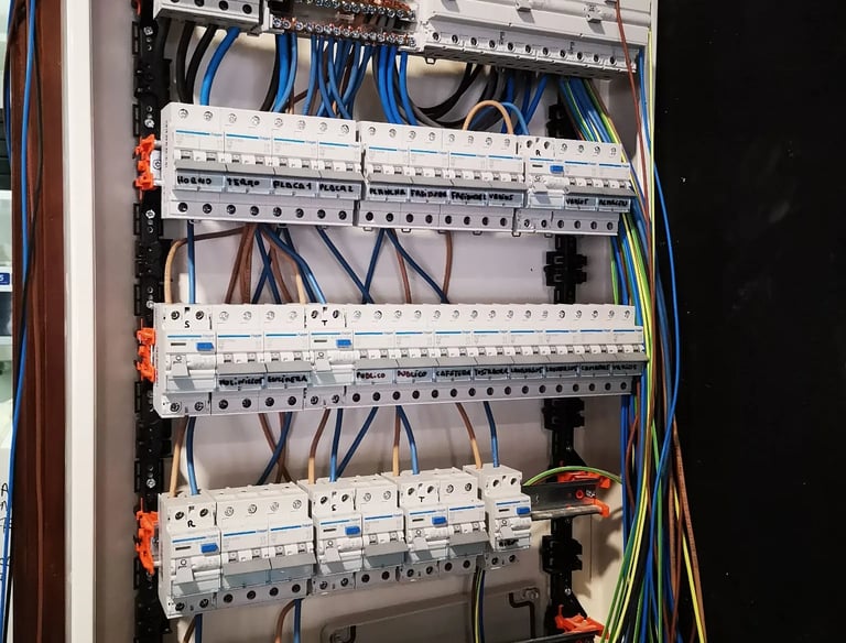 Cuadro general de comercio con lineas de alumbrado y fuerza