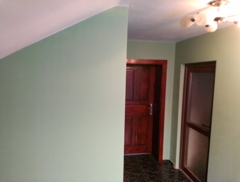 Прясно боядисан коридор и стълбище в Брацигово, демонстриращи интериорното боядисване на Hedgie