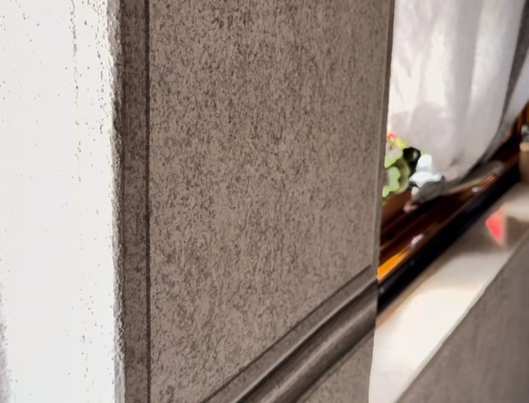 Effetto decorativo pietra spugnata e disegnata