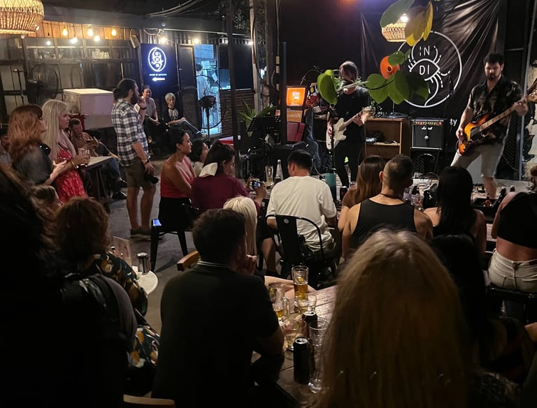 Concert musical dans un bar à Saigon
