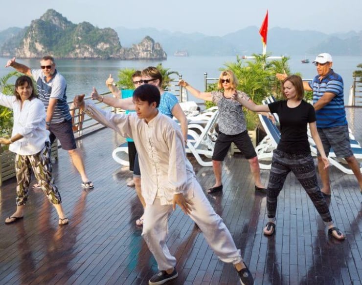 Thai Chi sur le bateau de croisière dans la baie de Tu Long