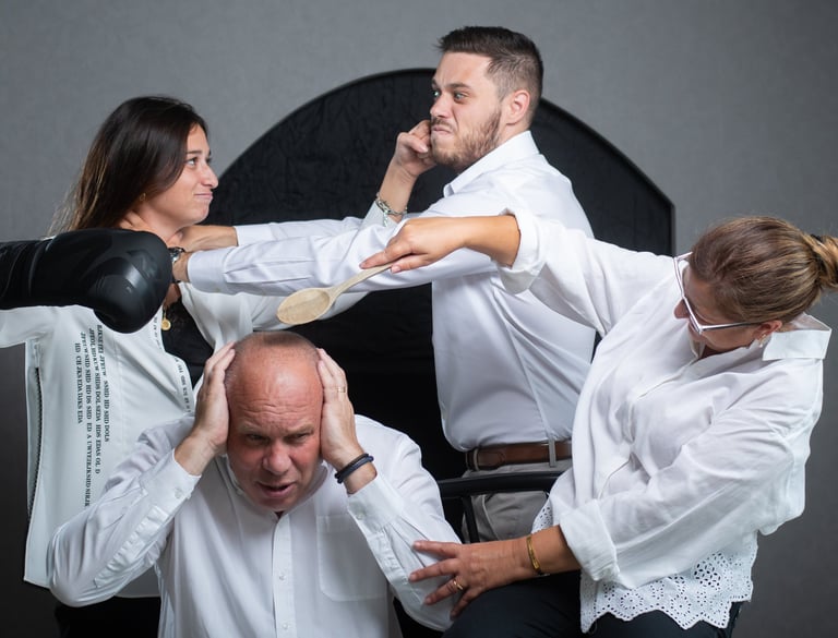 Une photo de famille dans un cadre ludique ou chacun interagie avec les autres.