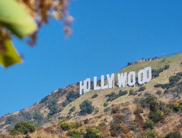 Vue du panneau Hollywood Sign depuis une randonnée dans les collines de Los Angeles