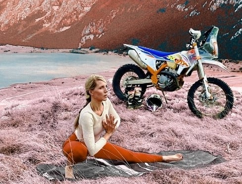 yoga-auf-dem-berg-mit-motorrad.jpg