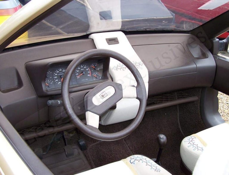 compteur et casquette luxe d'une peugeot 205 GTI dans le citroen scarabée d'or d'heuliez