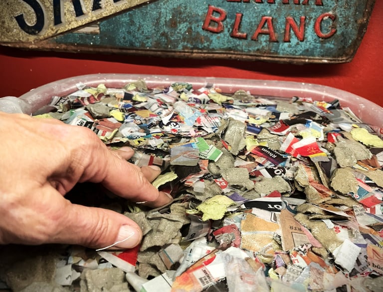 recyclage du papier pour préparer la base de pâte nécessaire pour les créations terres de papiers