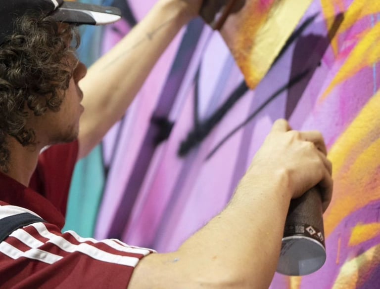 un homme avec une casquette entrain de peindre un graff