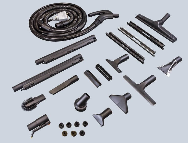 Zestaw końcówek parowych i ssących do przemysłowego odkurzacza parowego EV Atlas, zawierający wąż próżniowo-parowy.