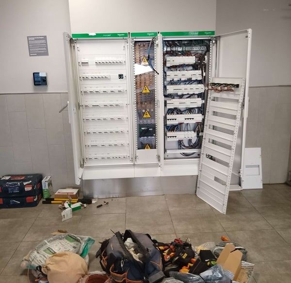 Electric commercial electrical wiring and electrician Roldan Torre Pacheco Professional Electrician