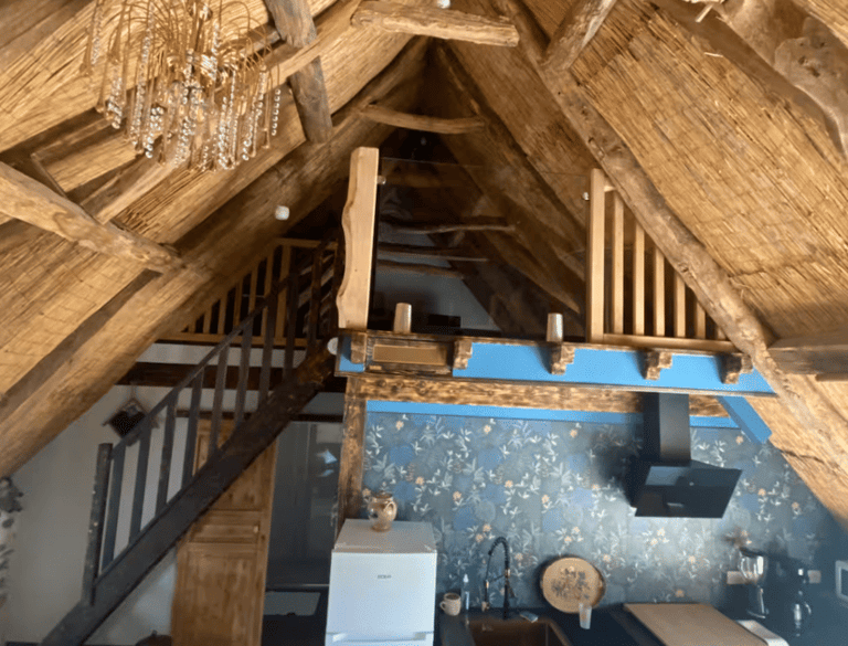 Livingroom sous les combles et le toit en chaume, mezzanine et escalier