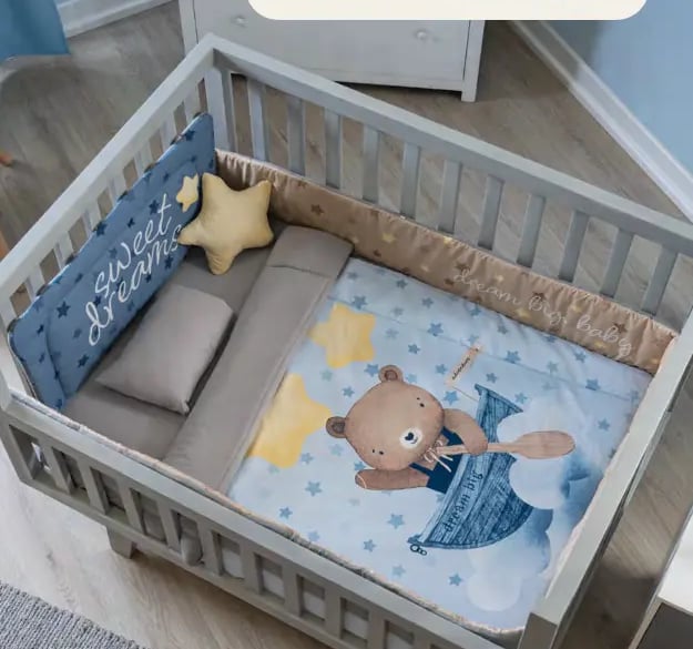 Cunero azul con estampado de oso modelo Marinero de la marca Vianney