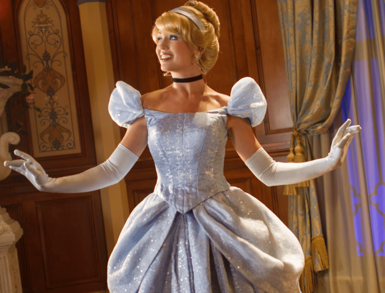 Conoce a Cinderella y una de sus amigas Princesas en Princess Fairytale Hall