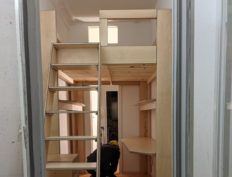 Raum vollständig und klug ausgenutzt: Hochbett inklusive Einbaumöbel