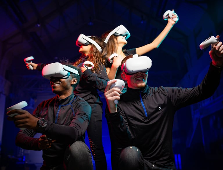 Cuatro jovenes posan con gafas de realidad virtual