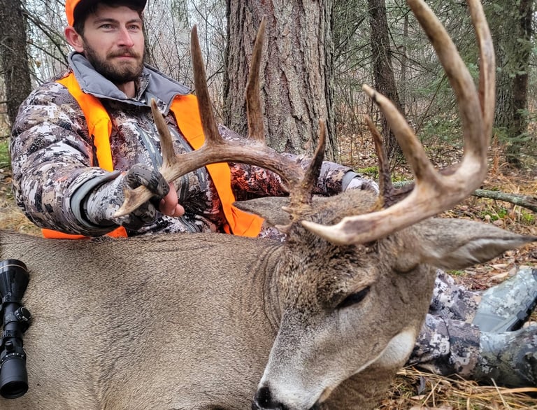 Saskatchewan whitetail hunts - whitetail buck
