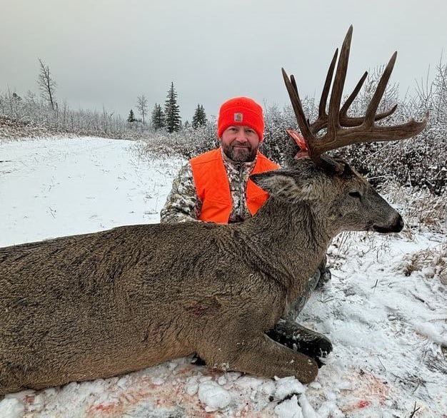 Saskatchewan whitetail hunts - big Saskatchewan whitetail buck