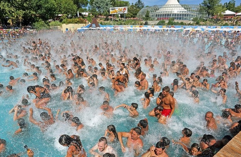 Piscina a Onde acquafan Riccione, giochi d'acqua, parco divertimenti provincia di Rimini