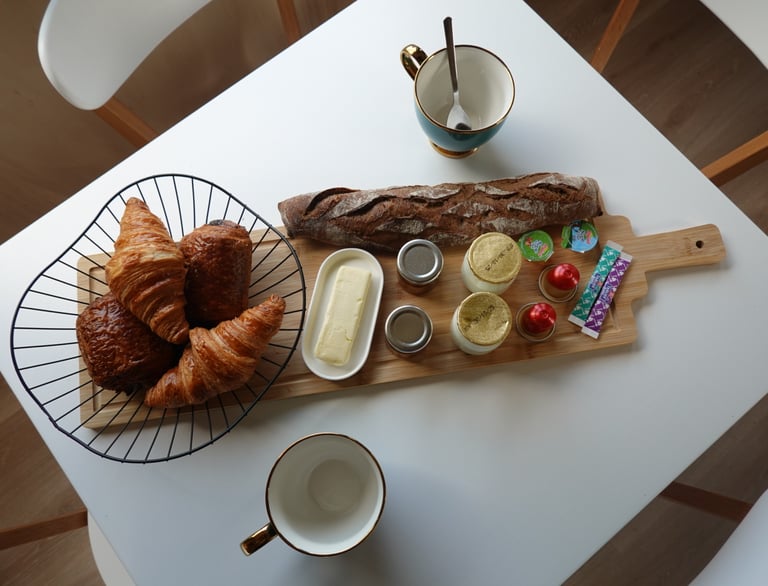Petit déjeuner classique avec viennoiseries et produit laitier