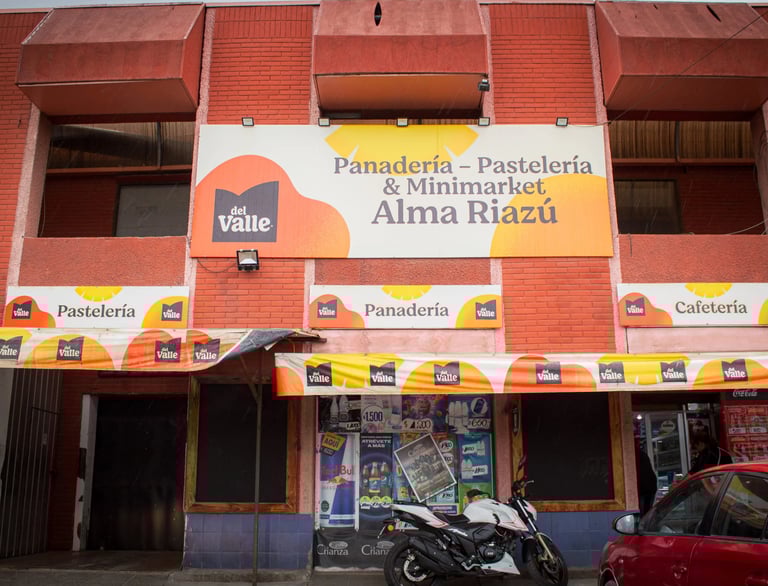 Fachada principal de la panadería y pastelería Alma Riazú en Rancagua para pedidos mayoristas