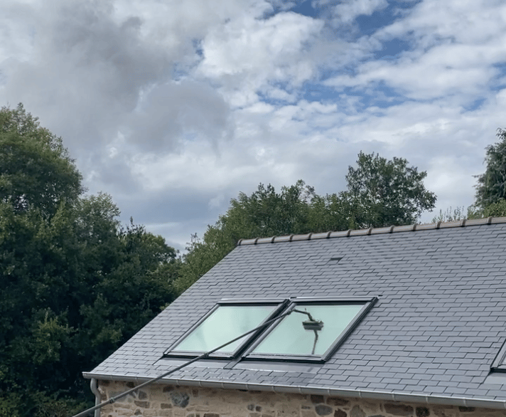 Nettoyage de velux en Bretagne au sol avec perche télescopique et système d’eau pure efficace