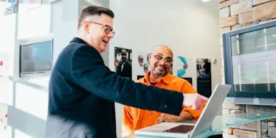 Consultor fazendo reuniao com cliente satisfeito