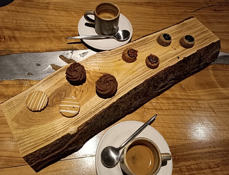 Piccola pasticceria e caffè serviti a fine esperienza al Grow Restaurant