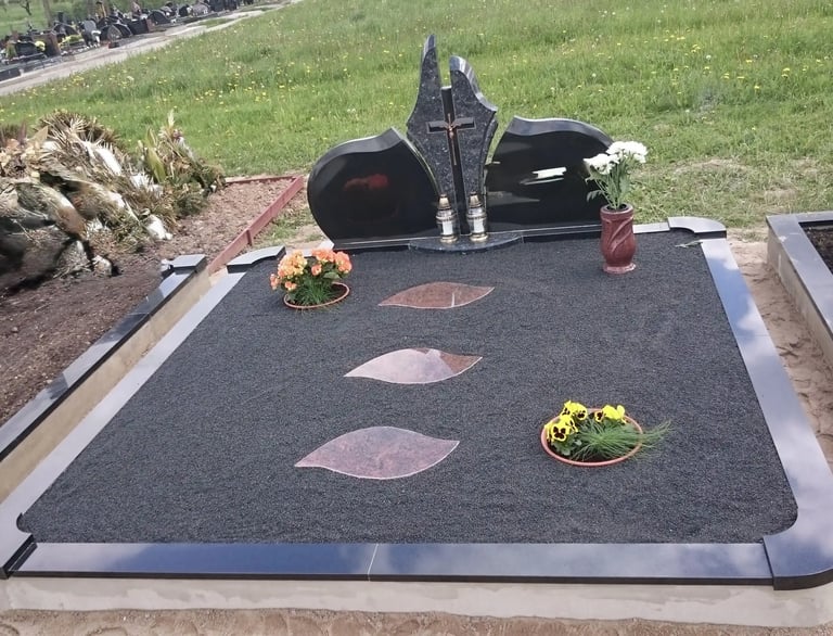 Pamato liejimas, bortelių uždėjimas, paminklo pastatymas, kapo užpildymas skaldele