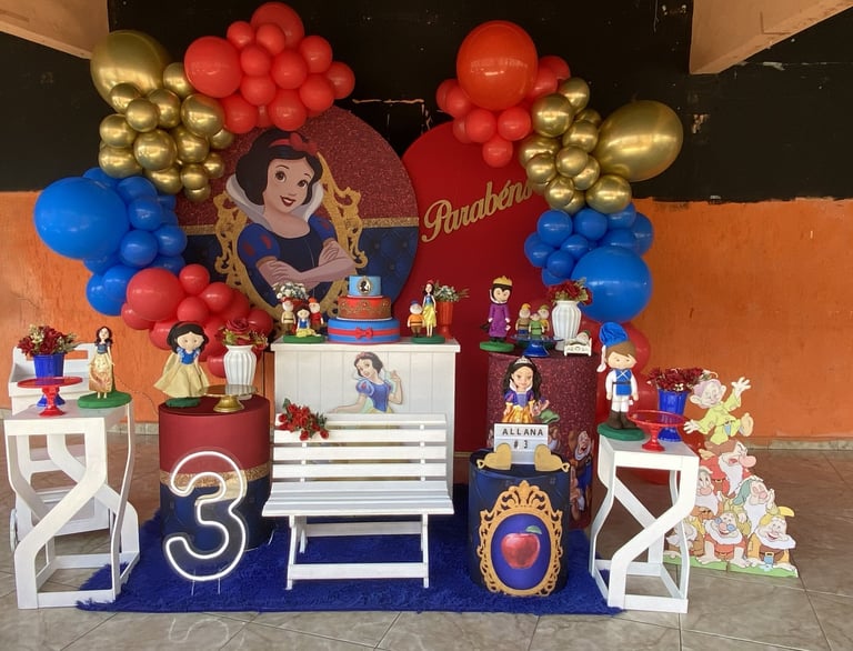 Decoração infantil Branca de Neve com balões vermelho e azul na Freguesia do Ó SP