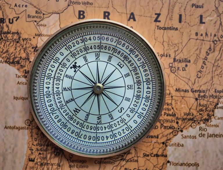 bússola sobre o mapa do Brasil