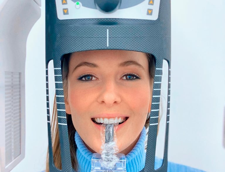 Una donna sorride mentre si sottopone a una TAC dentale utilizzando un sistema di imaging 3D Carestr