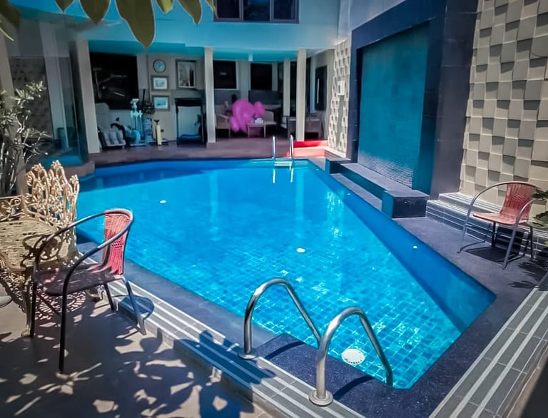 Kolam renang di belakang rumah dengan keramik berwarna biru yang sangat menyejukan.