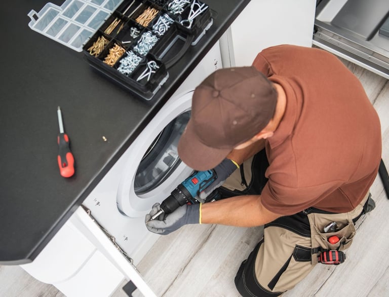 Servicemonteur repariert Waschmaschine