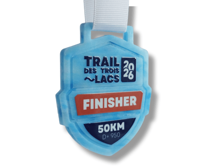 Gros plan sur une médaille éco-responsable en plastique recyclé bleu