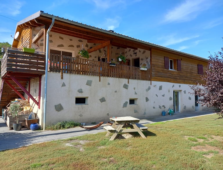 Vue extérieure des gites de l'Avance.