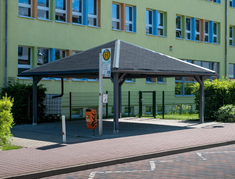 Überdachte Bushaltestelle
