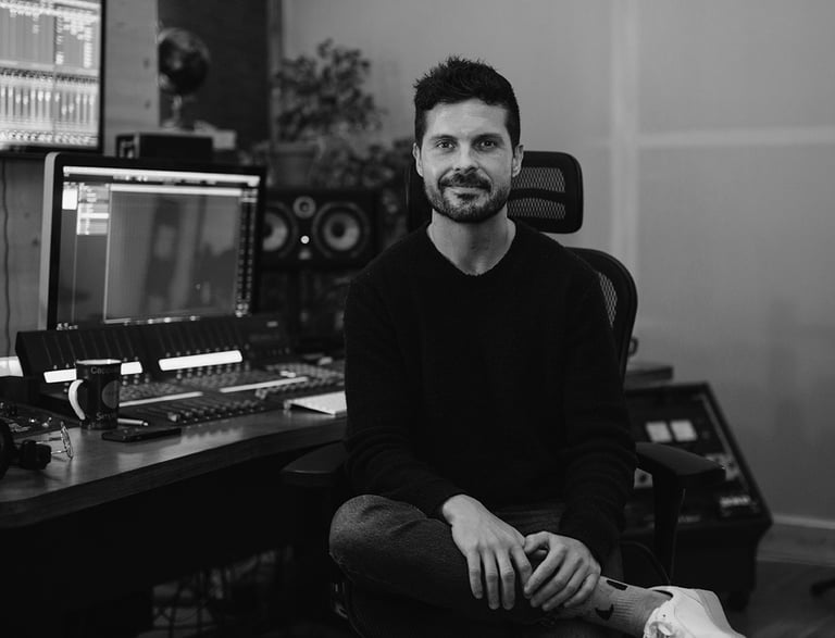 agoba Ormaetxea en su estudio de grabación, trabajando en proyectos creativos y producción de conten