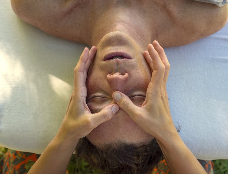 Massage myofacial liftant du visage sur un homme