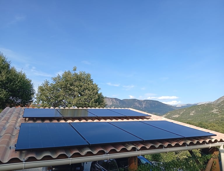 Vue d’ensemble de l’installation photovoltaïque finalisée sur carport à Mézel, 04 Alpes-de-Haute-Provence.